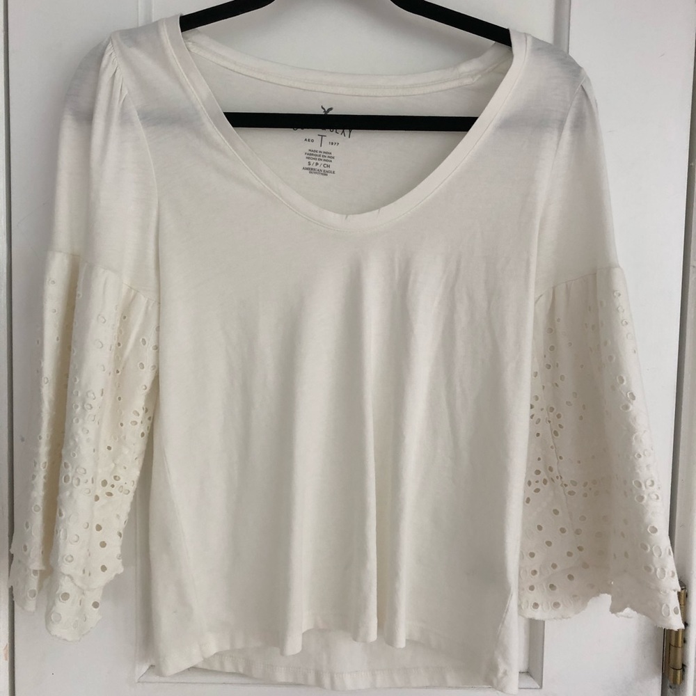Lacy sleeve soft top. American Eagle.